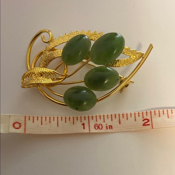 Vintage Green Jade and Gold Tone  Leaf Brooch - Picture 5 of 5